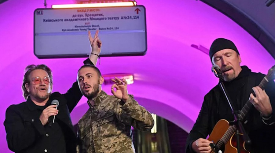 El cantante y el guitarrista de U2 sorprenden este domingo con un concierto inesperado en el metro de Kiev.